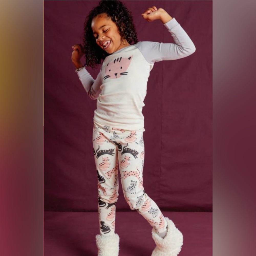 Tea Collection 100% cotton grey and white raglan sleeve Pajama Set Kittens